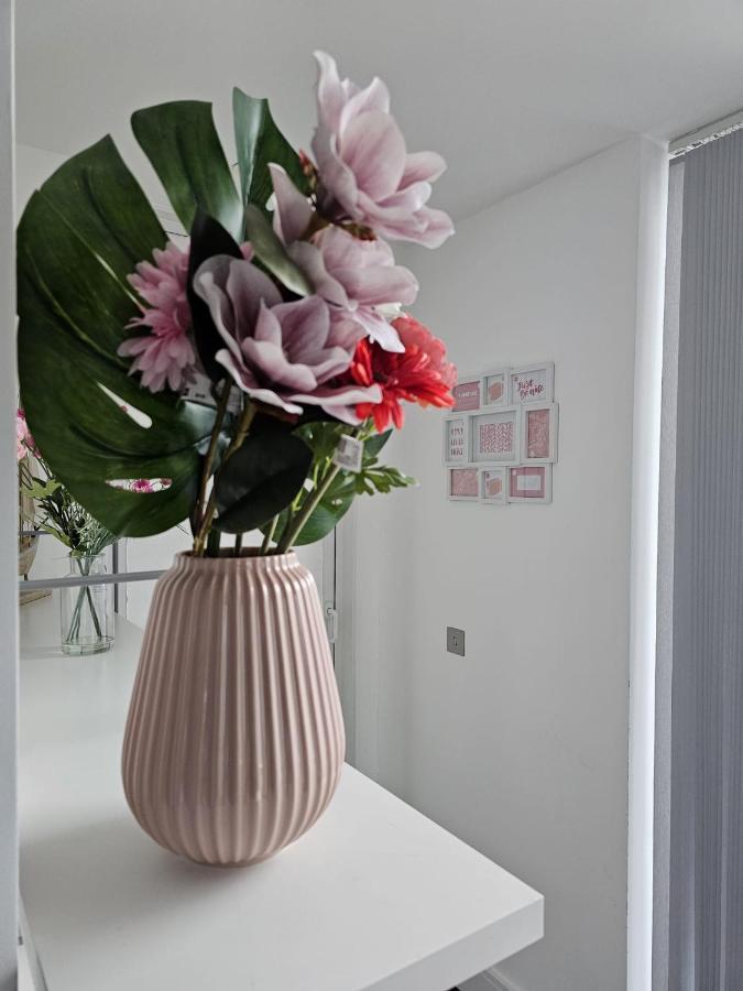 2 Bed Luxurious Apartments Canary Wharf London Exteriör bild