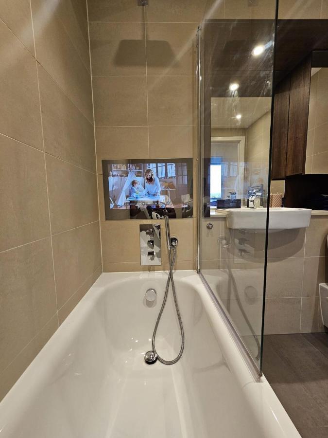 2 Bed Luxurious Apartments Canary Wharf London Exteriör bild